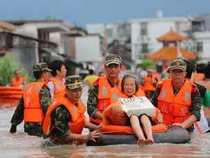 Sơ tán người dân khỏi khu vực ngập lụt ở Puning, tỉnh Quảng Đông ngày 18/8.